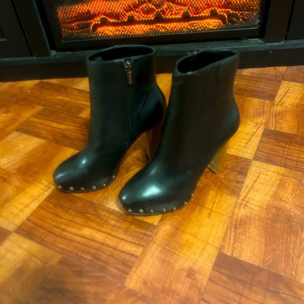 Vince Camuto Boots sz 51/2